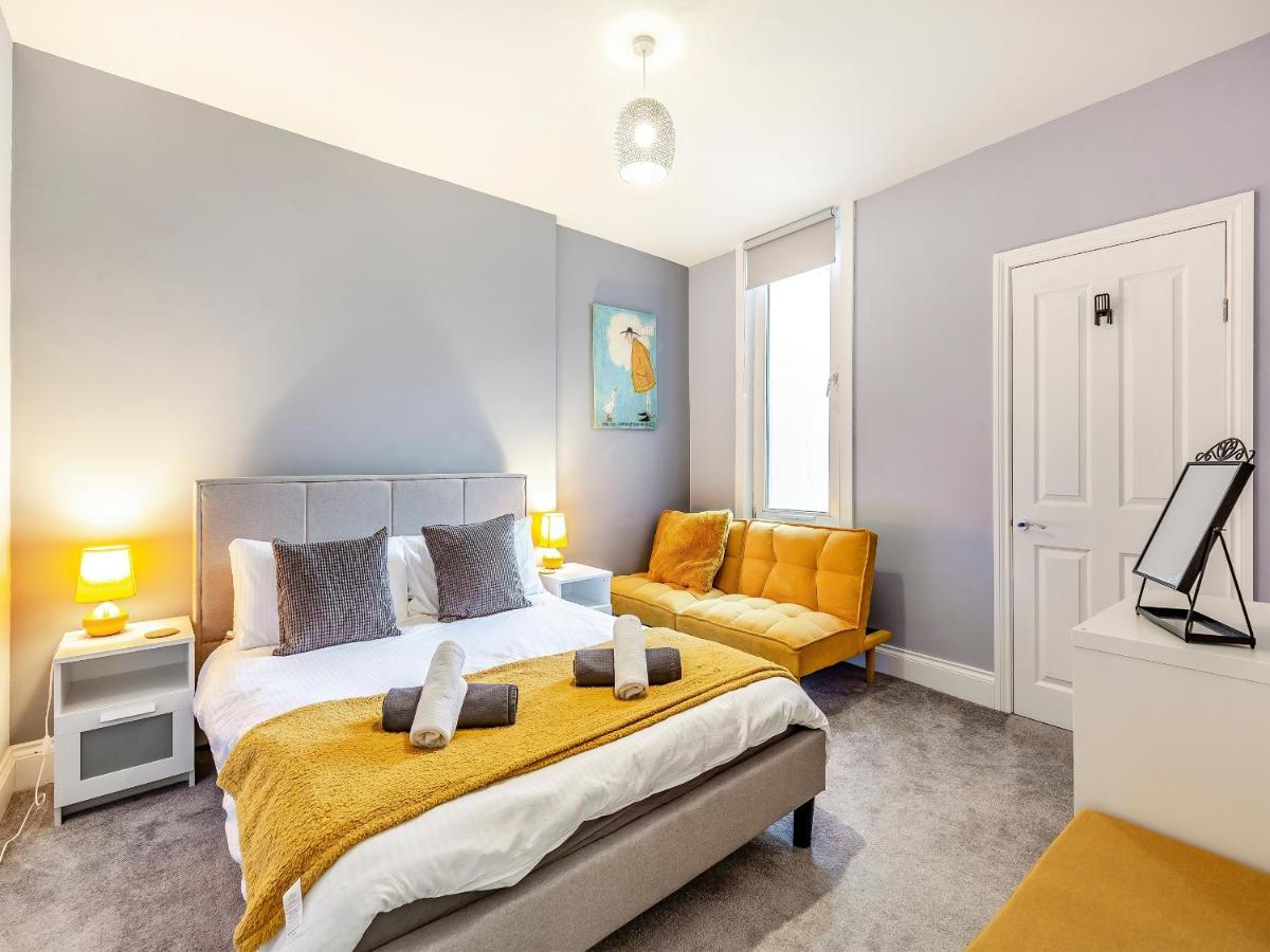 Blue Belgrave Holiday home